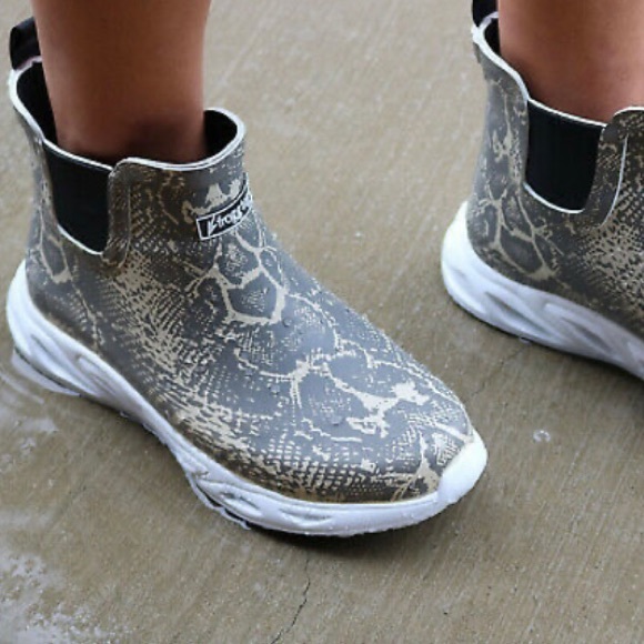 💥New In Box 💥FROGG TOGGS Grey Snakeskin Low Cut Splish Splash Rain Boot Size 6 - Picture 1 of 5